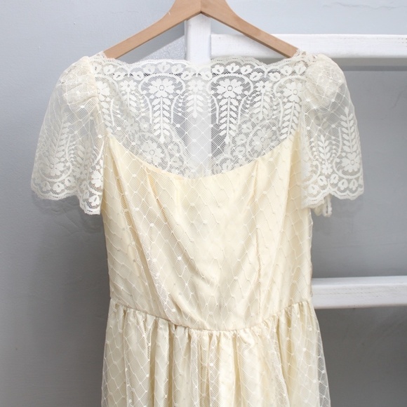 Elegant Cream Lace Dress - Picture 10 of 15